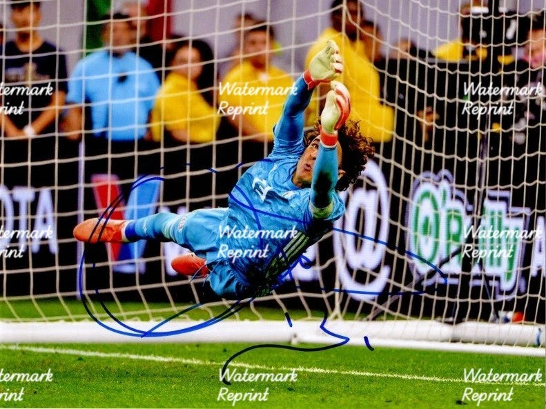 GUILLERMO OCHOA MEXICO FOOTBALL PLAYER SIGNED GLOSSY PHOTO 8"X11".#4