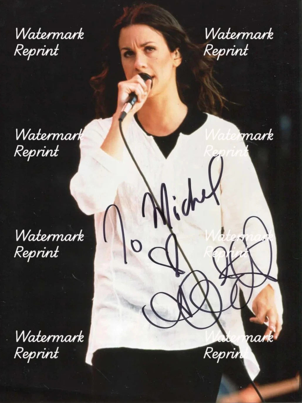 ALANIS MORISSETTE CANADIAN AMERICAN SINGER SONG-WRITER SIGNED PHOTO 8"X11".