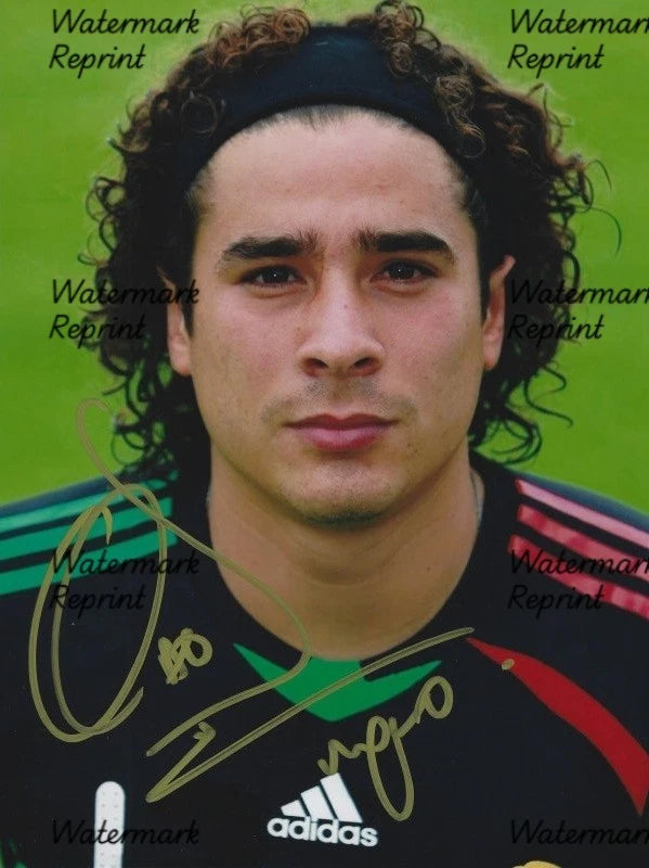 GUILLERMO OCHOA MEXICO FOOTBALL PLAYER SIGNED GLOSSY PHOTO 8"X11".#5