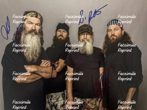DUCK DYNASTY ROBERTSON FAMILY AMERICAN TV SERIES FACSIMILE SIGNED PHOTO 8"X11".